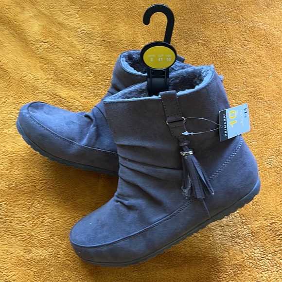 Never worn fur lined boots. Grey suede like boot from Primark - Picture 2 of 5
